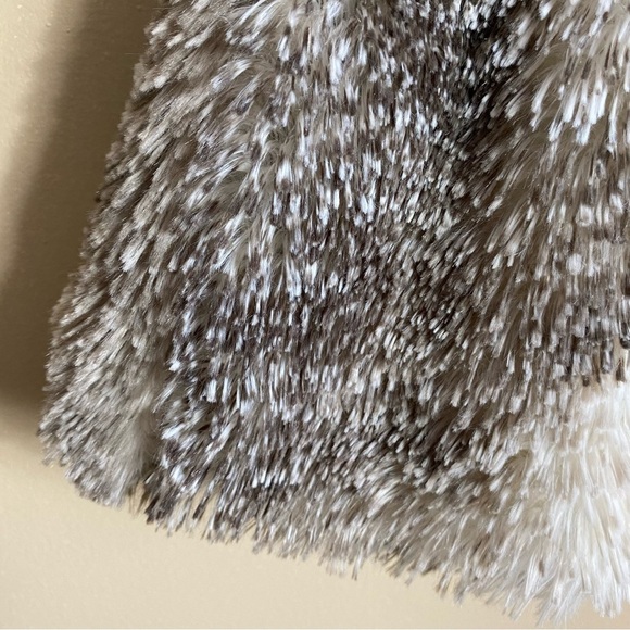 Cabi Aspen Faux Fur Vest Size Medium - Picture 11 of 16